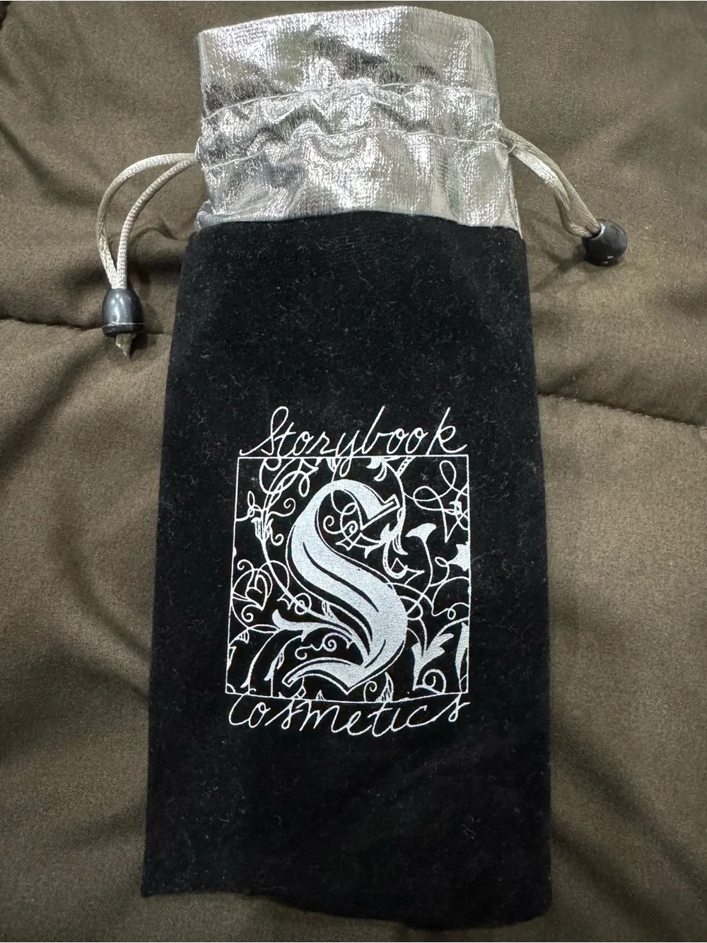Harry Potter Storybook Cosmetics Black Velvet Pouch with Silver Brush Set